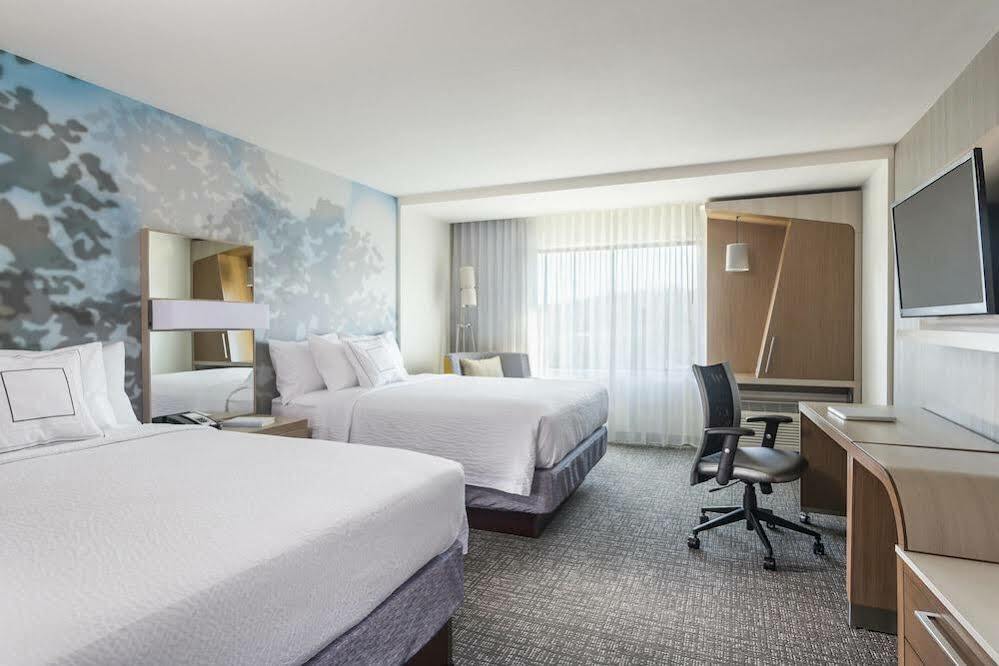 Courtyard By Marriott Concord Hotel Exterior photo
